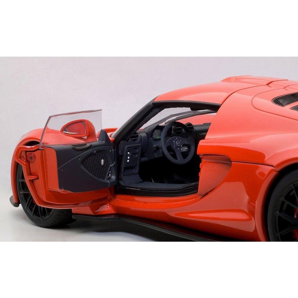 Red 1/18 Diecast Model Car M914